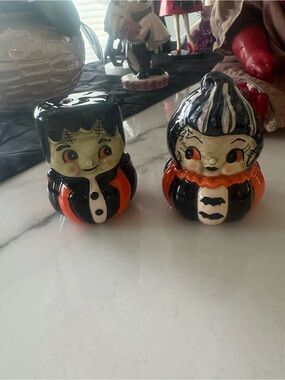 Joanna Parker Halloween Ceramic  
Salt and pepper shakers